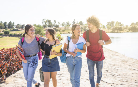 cheerful-friends-communicating-after-studies Cursos de Verão 2025